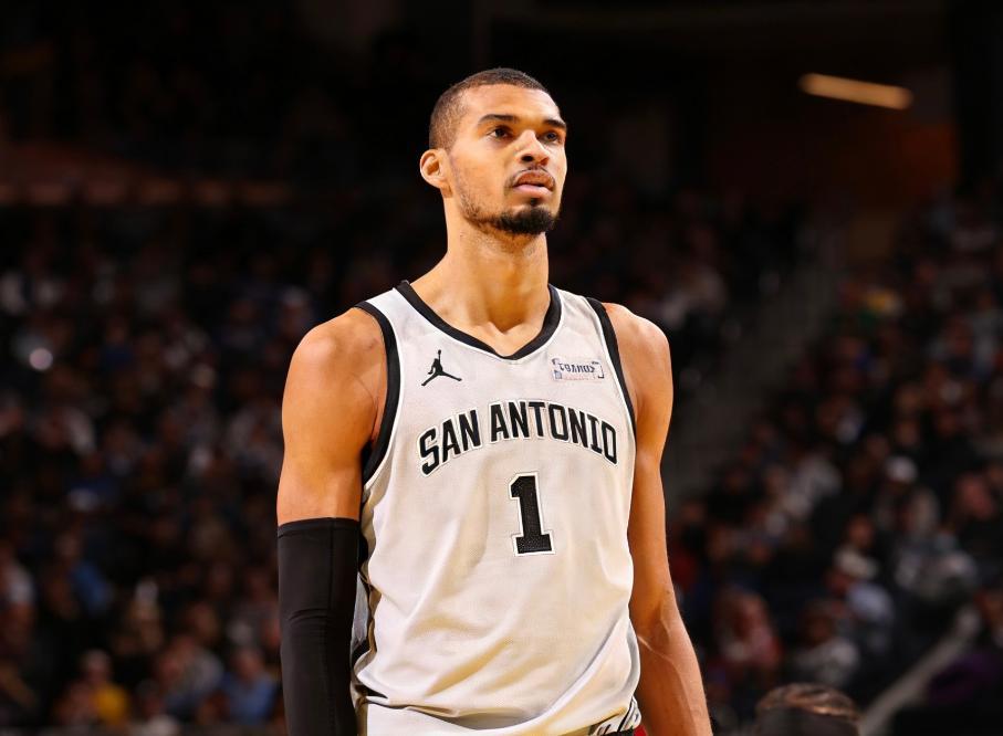 yunkai官网-文班12+8+5落选秀6记三分，波特两双难救主，马刺破网豪取11连胜