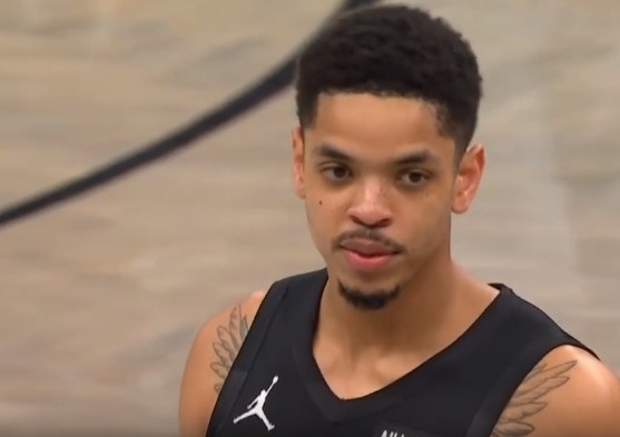 开云-科比·怀特虚晃上篮被米诺特结结实实打到脸上 后者被吹一级恶意